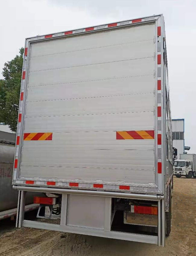 山川液壓廠家分享六點關(guān)于汽車尾板設(shè)備的保養(yǎng)方法！
